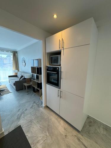 uma cozinha com um frigorífico e uma sala de estar em Esperance em Cannes
