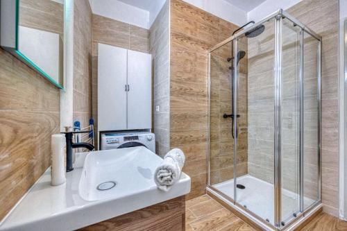 ein Badezimmer mit Waschbecken und Dusche in der Unterkunft Le Charreton 2 - Ile Verte - CHU de Grenoble in Grenoble