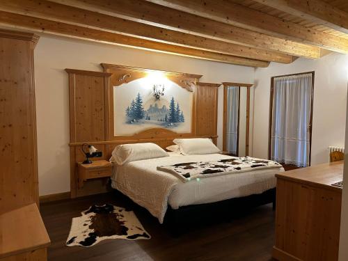 a bedroom with a large bed in a house at Hotel El Mondin in Fiera di Primiero