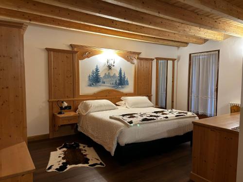 A bed or beds in a room at Hotel El Mondin