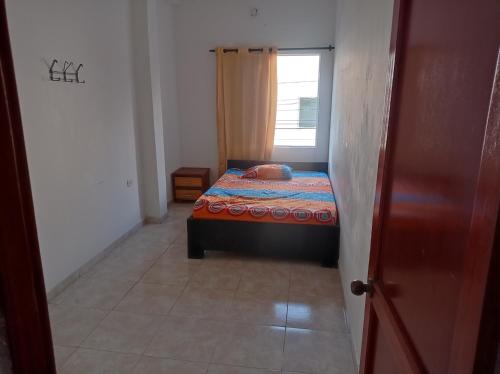 Tempat tidur dalam kamar di Habitación en Cartagena para 2 personas