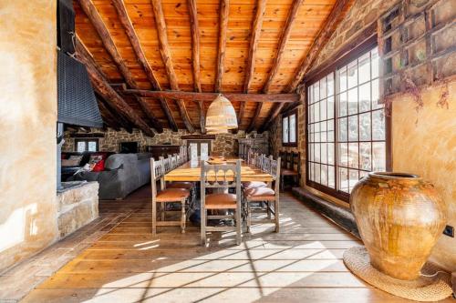 Imagen de la galería de Can Miqueló - casa rural 16 hòstes, en Prat de Comte