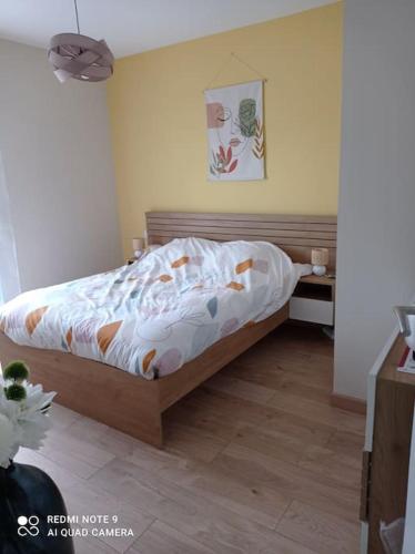 une chambre avec un lit et une table dedans dans l'établissement Maison neuve coquette à côté de Biscarrosse, à Parentis-en-Born