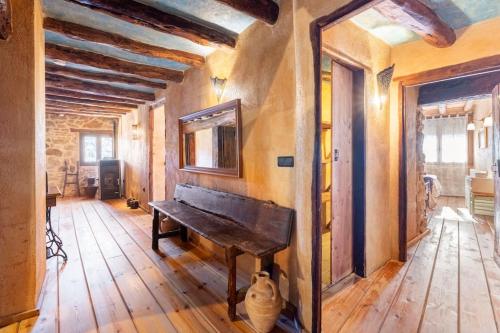 Cama o camas de una habitación en Can Miqueló - casa rural 16 hòstes