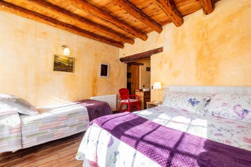 Cama o camas de una habitación en Can Miqueló - casa rural 16 hòstes
