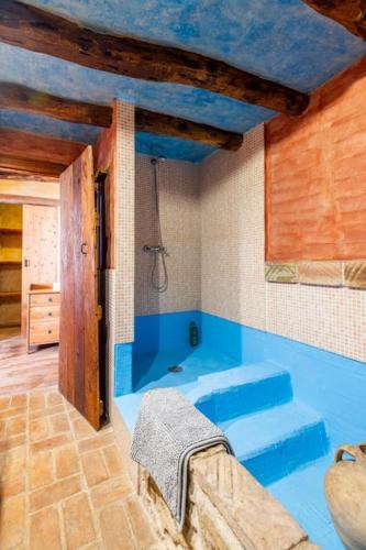 Piscina en o cerca de Can Miqueló - casa rural 16 hòstes