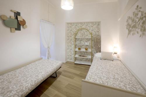 um quarto com duas camas e uma janela em Buongiorno Colosseo em Roma