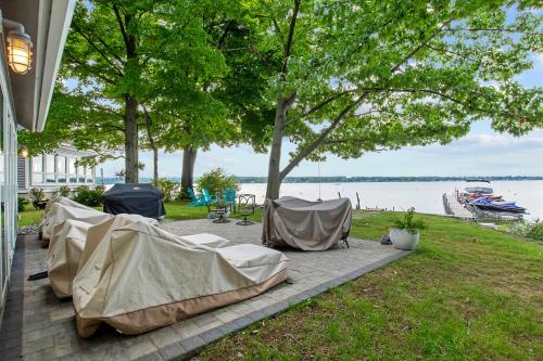 Een restaurant of ander eetgelegenheid bij Tranquil Auburn Lakehouse with Sunroom and Game Room!