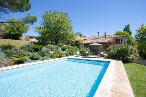 Moulidars的住宿－Domaine borgnette fantastique maison，一座房子的院子内的游泳池
