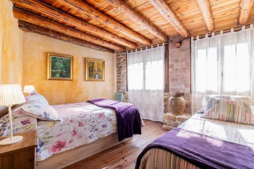 Postel nebo postele na pokoji v ubytování Can Miqueló - casa rural 16 hòstes