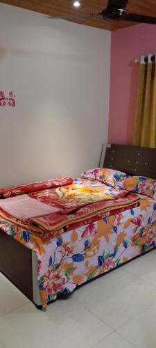 Кровать или кровати в номере Samruddhi farmhouse