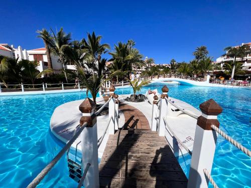 uma passagem que leva a uma piscina num resort em Seaview Modern Studio em Playa de las Americas