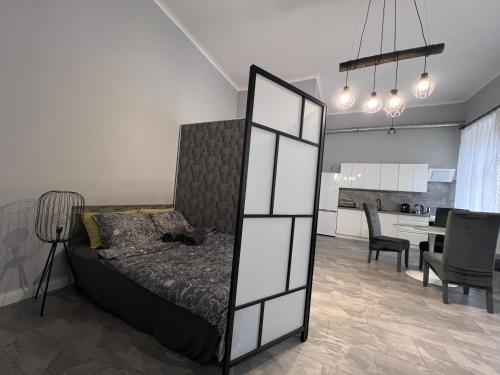 1 Schlafzimmer mit einem Bett und einem Esszimmer in der Unterkunft Apartament Dolny Śląsk in Wałbrzych