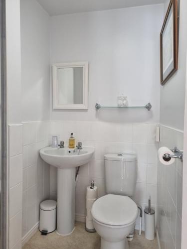 Un baño blanco con inodoro y lavabo. en The Cavendish, en Scarborough