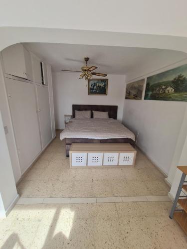 een slaapkamer met een bed en een plafondventilator bij Appartement Benidorm sea view in Benidorm