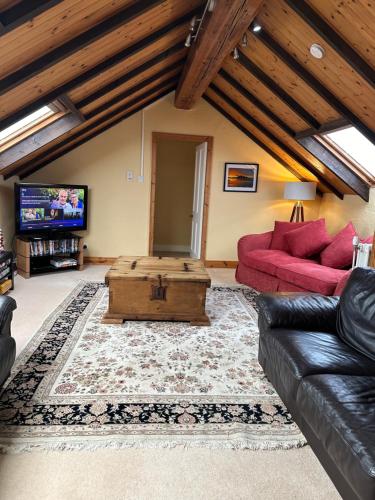 ein Wohnzimmer mit einem Sofa und einem Couchtisch in der Unterkunft The Old Vicarage in Berwick-Upon-Tweed