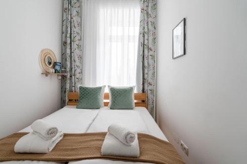 ein Schlafzimmer mit einem Bett mit Handtüchern darauf in der Unterkunft HM • Cosy 1BR Near Westbahnhof in Wien