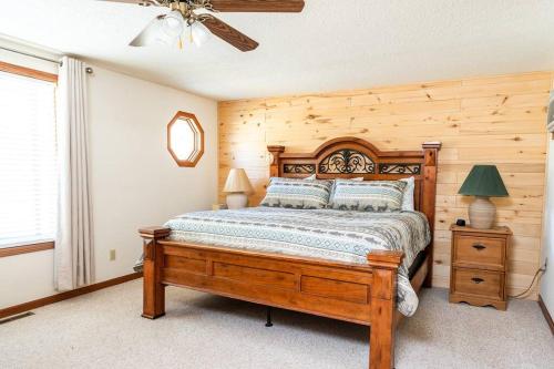 um quarto com uma cama de madeira e uma janela em Princeton View 3BR w/perfect backyard for dogs em Buena Vista
