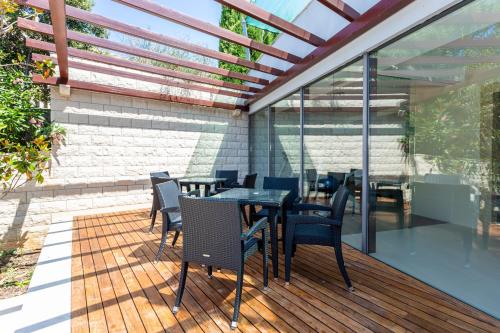 een patio met een tafel en stoelen op een houten terras bij Apartments Keti in Splitska