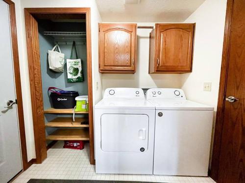 uma máquina de lavar e secar roupa branca num quarto com um armário em Princeton View 3BR w/perfect backyard for dogs em Buena Vista