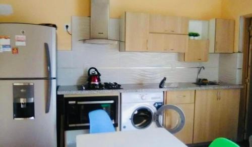 een keuken met een witte koelkast en een wasmachine bij Hermosa casa centrica in Montevideo