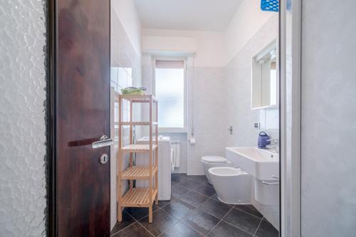 een badkamer met 2 toiletten, een wastafel en een ladder bij FAMILY House in Albissola Marina