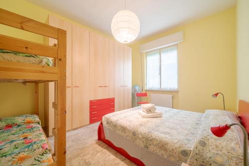 een slaapkamer met een bed en een stapelbed bij FAMILY House in Albissola Marina