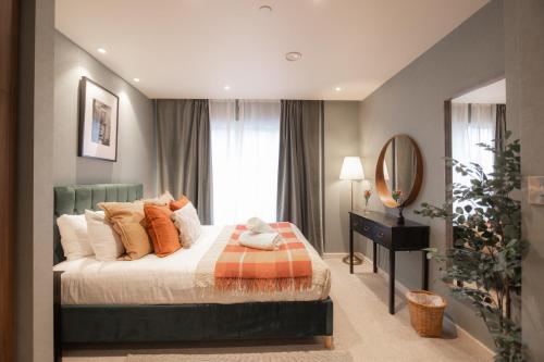 a bedroom with a bed and a mirror and a desk at King's 23 in York
