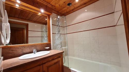 une salle de bain avec un lavabo et une baignoire dans l'établissement Alpina Lodge - 21 - Appart proche pistes - 4 pers, à Les Deux Alpes