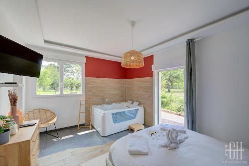 een badkamer met een bad, een bed en een wastafel bij La Quintinha / détente et évasion in Fondettes