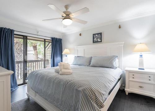 1 dormitorio con 1 cama y ventilador de techo en 33 Tanglewood, en Hilton Head Island
