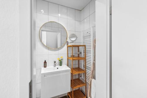 y baño con lavabo y espejo. en CityChalet-neu renoviert-Küche-ruhig en Bochum