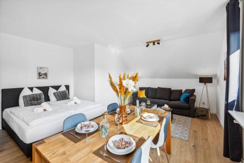 a living room with a bed and a table at CityChalet-neu renoviert-Küche-ruhig in Bochum