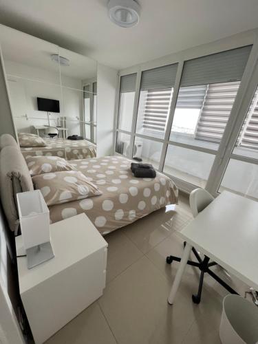 ein Schlafzimmer mit zwei Betten und einem Schreibtisch darin in der Unterkunft Super 4 Pièces refait à neuf in Villeurbanne