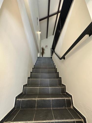 una escalera en un edificio con escalera en Eleven villa 2 en Pangandaran