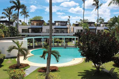 ein Resort mit einem Pool und Palmen in der Unterkunft Peaceful and lovely apartment! Front beach in Las Terrenas