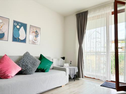 een woonkamer met een bank en een raam bij Ani's Home newly built apartment in Boedapest