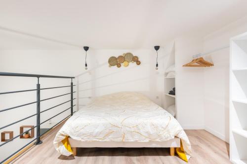 - une chambre avec des murs blancs et un lit dans l'établissement Roucas - Sud Passion - Calme - Fibre, à Marseille
