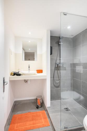 une salle de bain avec douche et lavabo dans l'établissement Roucas - Sud Passion - Calme - Fibre, à Marseille