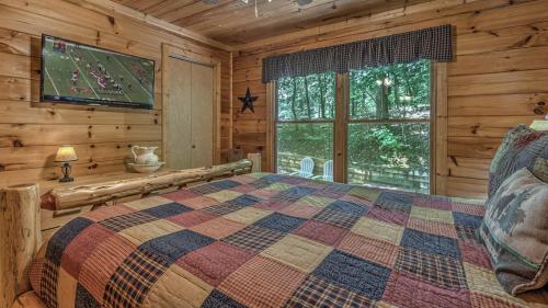 Ένα ή περισσότερα κρεβάτια σε δωμάτιο στο Cherokee Creek
