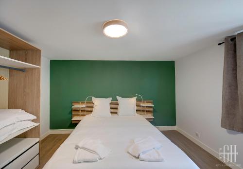 Łóżko lub łóżka w pokoju w obiekcie Le Dublin / Plumereau