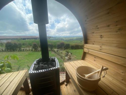 Camera in legno con vasca idromassaggio e piano cottura. di Cabaña en el corazón del Eje Cafetero, Sauna terapéutico a Filandia