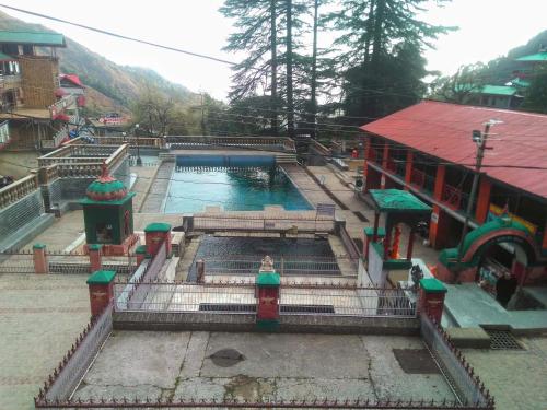 een zwembad voor een gebouw bij Om Tara Homestay in Dharamshala