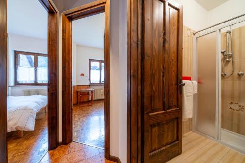 A bathroom at Zoncolan Mountain Lodge