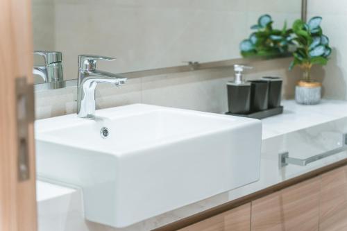 Koupelna v ubytování Wonderful Studio with Balcony & City Views