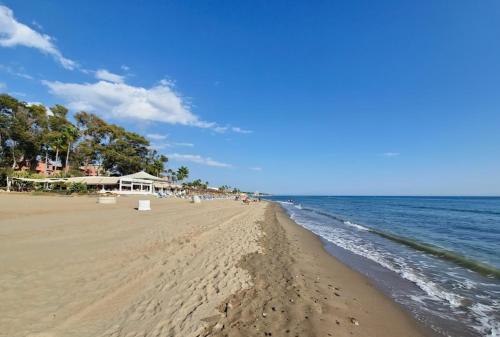 The Marbella Beach House - 4min Walk to the Sea