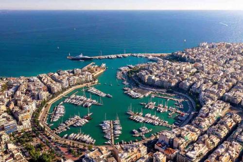 una vista aérea de un puerto con barcos en el agua en Η Ιδανική Κατοικία για Χαλάρωση, en Pireo