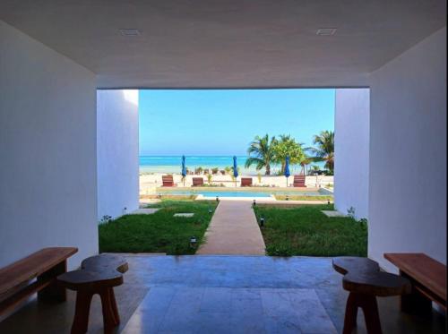Habitación con vistas a la playa y bancos. en Condos Azul Azul Mahahual, en Mahahual