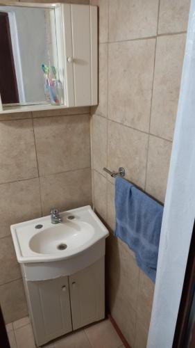 Baño pequeño con lavabo y espejo en El Reciclado en Santa Rosa
