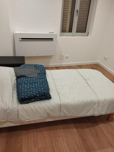 - un lit dans un dortoir dans l'établissement Appart hotel, à Dijon